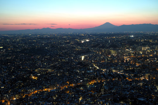 富士山と街並み © okometubu