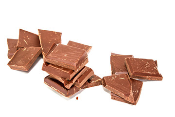 Кусочки шоколада на белом фоне