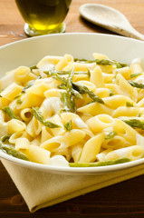 Penne con panna e asparagi, cucina italiana