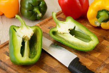 peperoni crudi misti su tagliere