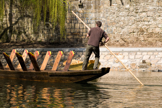 Stocherkahn auf dem Neckar