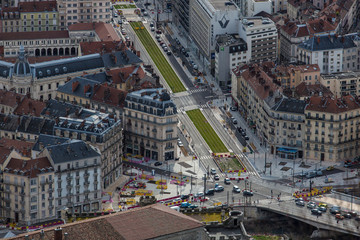 Place Hubert Dubedout à Grenoble et le nouveau tram