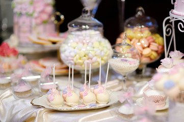 Obraz na płótnie Canvas Wedding Cake Pops w różowy i fioletowy