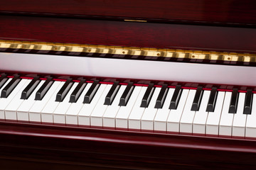 Fototapeta na wymiar hebanu i kości słoniowej klawisze czerwony fortepian