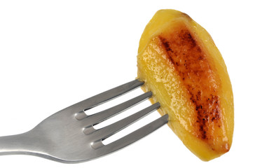 Pomme de terre rôtie piquée sur une fourchette