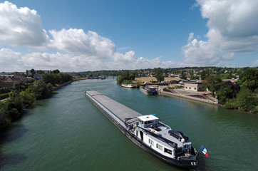 péniche sur la  Seine en Ile de France © hassan bensliman