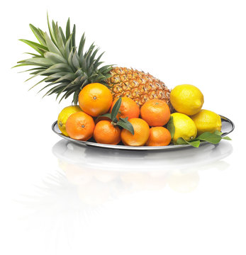 Vassoio con anannas e agrumi