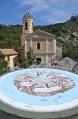 Église et table d'orientation à Peillon