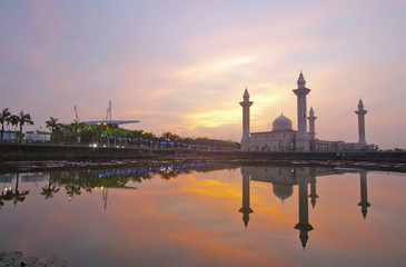Fototapeta na wymiar mirror reflection and Sunrise of the Tengku Ampuan Jemaah Mosque