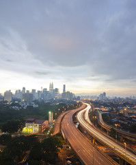 Fototapeta na wymiar Zachód panoramę miasta Kuala Lumpur z bli¼niaczych wież Petronas Towers lub