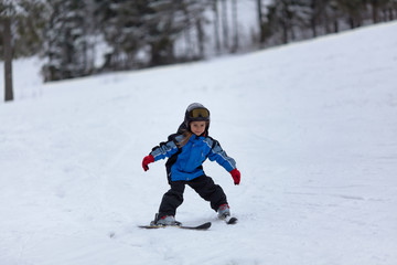 Fototapeta na wymiar Little ski girl