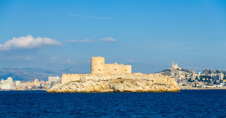 Le château d'If et Marseille depuis le frioul