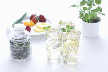 Iced tea with lemon balm and fruits 