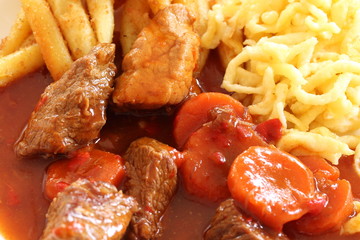 (gemischter) Gulasch mit Spätzle und Schupfnudeln