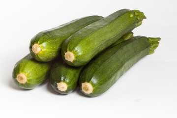 Courgettes empilées sur fond blanc