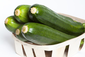 Courgettes empilées sur fond blanc