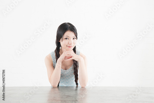 &quot;テーブルに肘をつく女性&quot; Stock photo and royaltyfree images on Pic