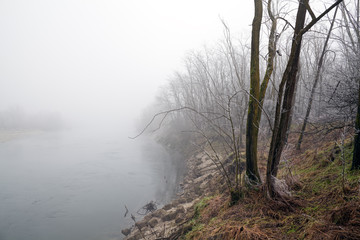 Obraz na płótnie Canvas River bank owiane mgłą
