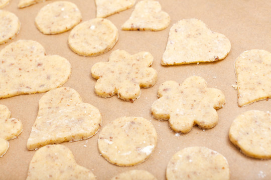 Fertige Pl&auml;tzchen ausgestochen vor dem backen