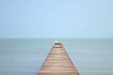 Obraz premium Wooden bridge into the sea