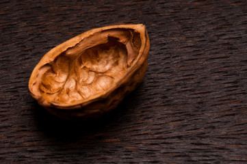 Walnussschale auf dunkel braunem Holz