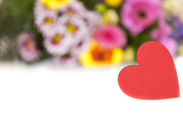 Plakat Rotes Herz mit Textfreiraum vor Blumenstrauß
