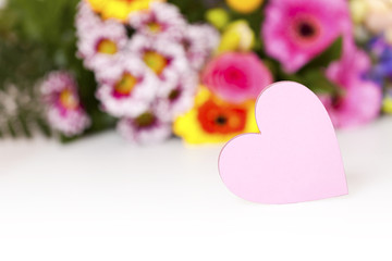 Plakat Rosa Herz mit Textfreiraum vor Blumenstrauß