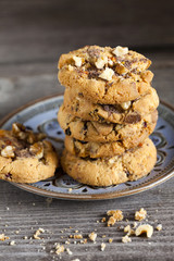 Stapel hausgemachter Walnuss Chillie Cookies auf Teller
