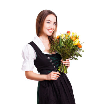 junge Frau im Dirndl mit Tulpen