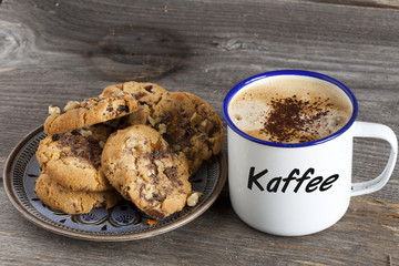 Teller mit Keksen und ein Becher mit der Aufschrift Kaffee
