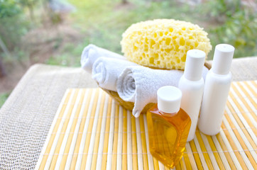 Conjunto de spa con crema, toallas, esponja y gel.