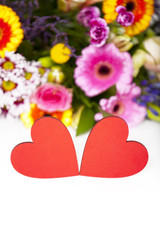Plakat Bunte Grußkarte mit Blumenstrauß und zwei Herzen