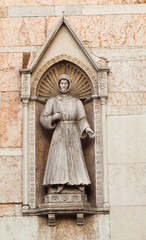 Fototapeta na wymiar Ferrara, Włochy - Część elewacji katedry rze¼by