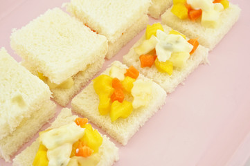Sandwich mango apple carrot cucumber bread sliced cream salad