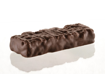 Barra de chocolate en fondo blanco.Tableta de chocolate