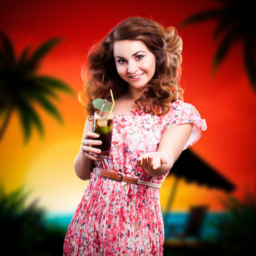 junge Frau mit Cocktail vor Strandmotiv