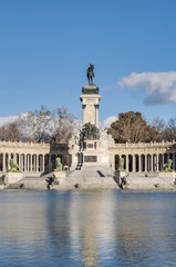 Fototapeta na wymiar Alfonso XII posąg na park Retiro w Madrycie.