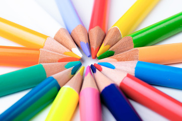 Naklejka premium Color pencils pointing towards the center