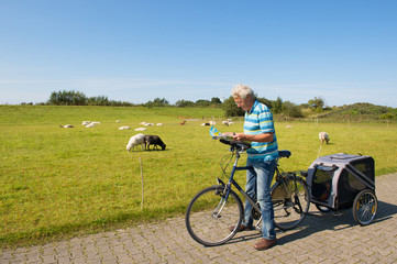 Obraz premium Man looking at the map