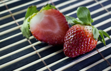 Due fragole su tovaglia bamboo