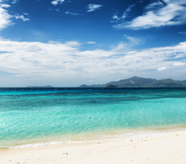 Fototapeta na wymiar Beautiful tropical beach and blue sky