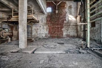 Cercles muraux Vieux bâtiments abandonnés Ancienne briqueterie abandonnée et oubliée