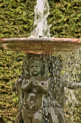Fototapeta na wymiar Francja, woda aleja w parku pałacu w Wersalu