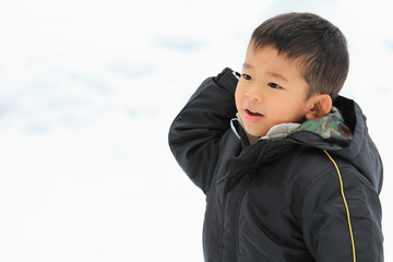 雪合戦をする幼児(4歳児)