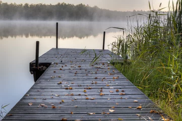 Papier Peint photo autocollant Jetée Petite jetée en bois sur un lac