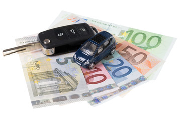 Auto und Euro Geldscheine mit Autoschlüssel isoliert