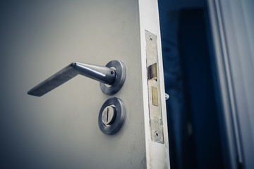 Naklejka premium Open door at night
