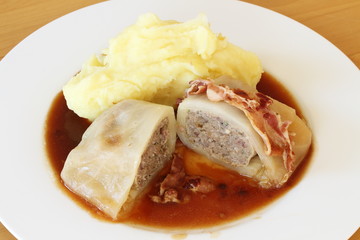 Kohlroulade / Krautwickel mit Kartoffelbrei, durchgeschnitten