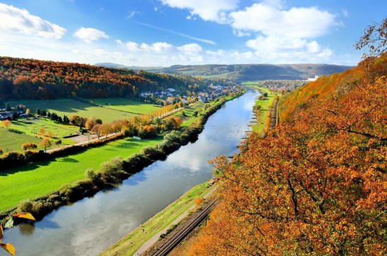 Herbstblick ins Wesertal zwischen Bad Karlshafen und Würgassen