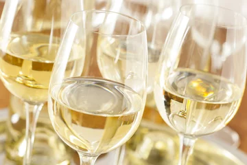 Poster Vin Vin blanc rafraîchissant dans un verre